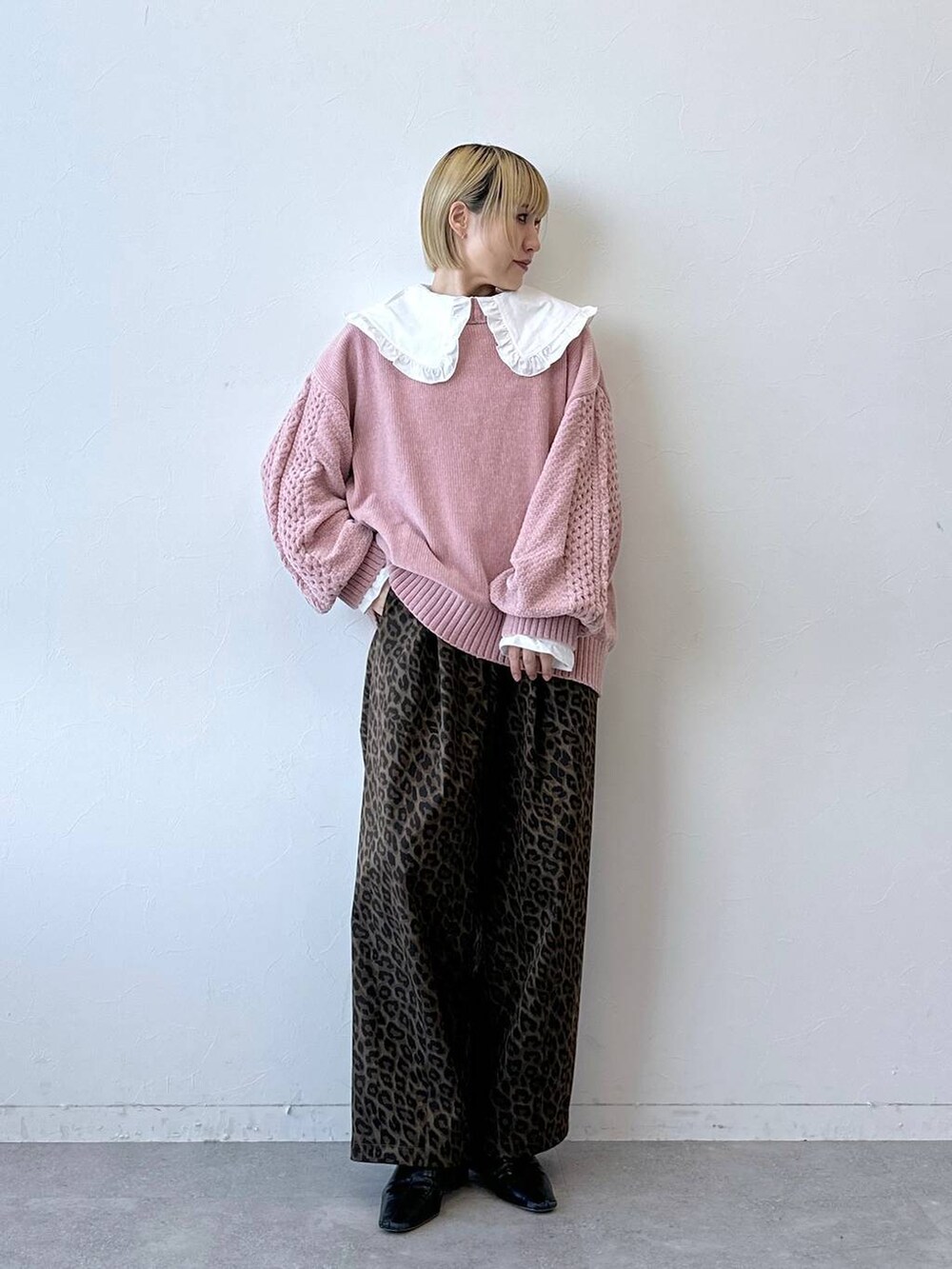 ピンク系のTシャツ/カットソー、その他のチノパンツ、ホワイト系のシャツ/ブラウスを着用したレディースの秋コーディネートの4枚目の写真