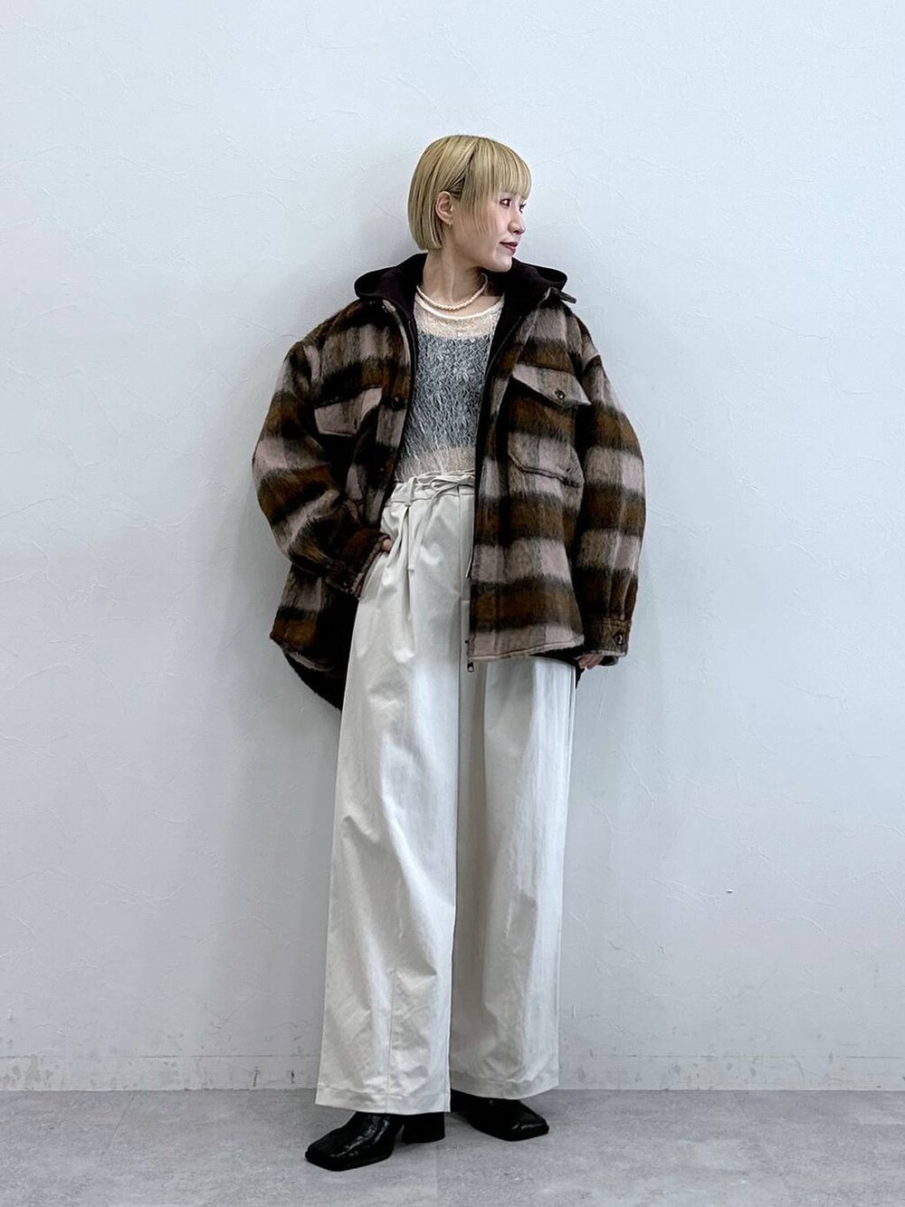 ホワイト系のTシャツ/カットソー、ホワイト系のチノパンツ、ピンク系のブルゾンを着用したレディースの秋コーディネートの2枚目の写真