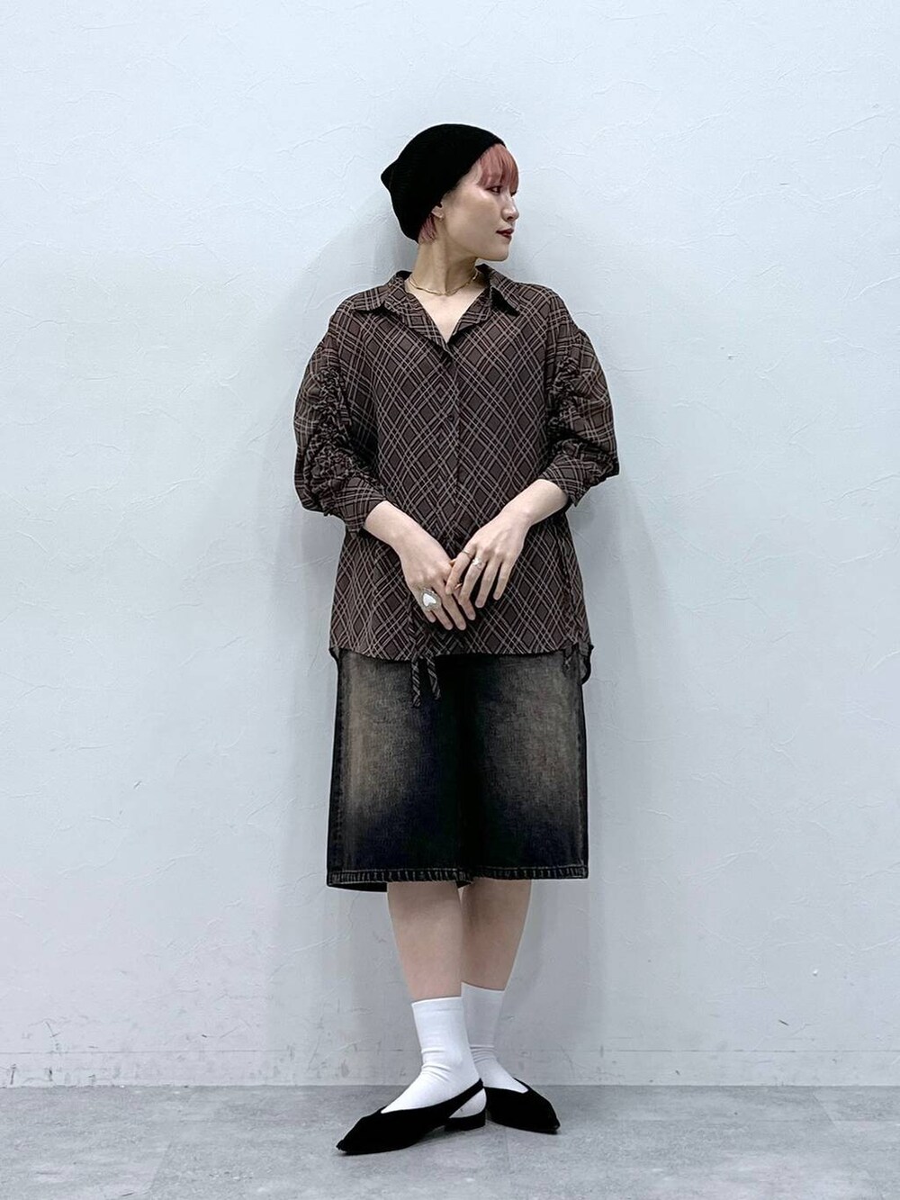 ブラック系のデニムパンツ、ブラウン系のシャツ/ブラウスを着用したレディースの春コーディネートの3枚目の写真