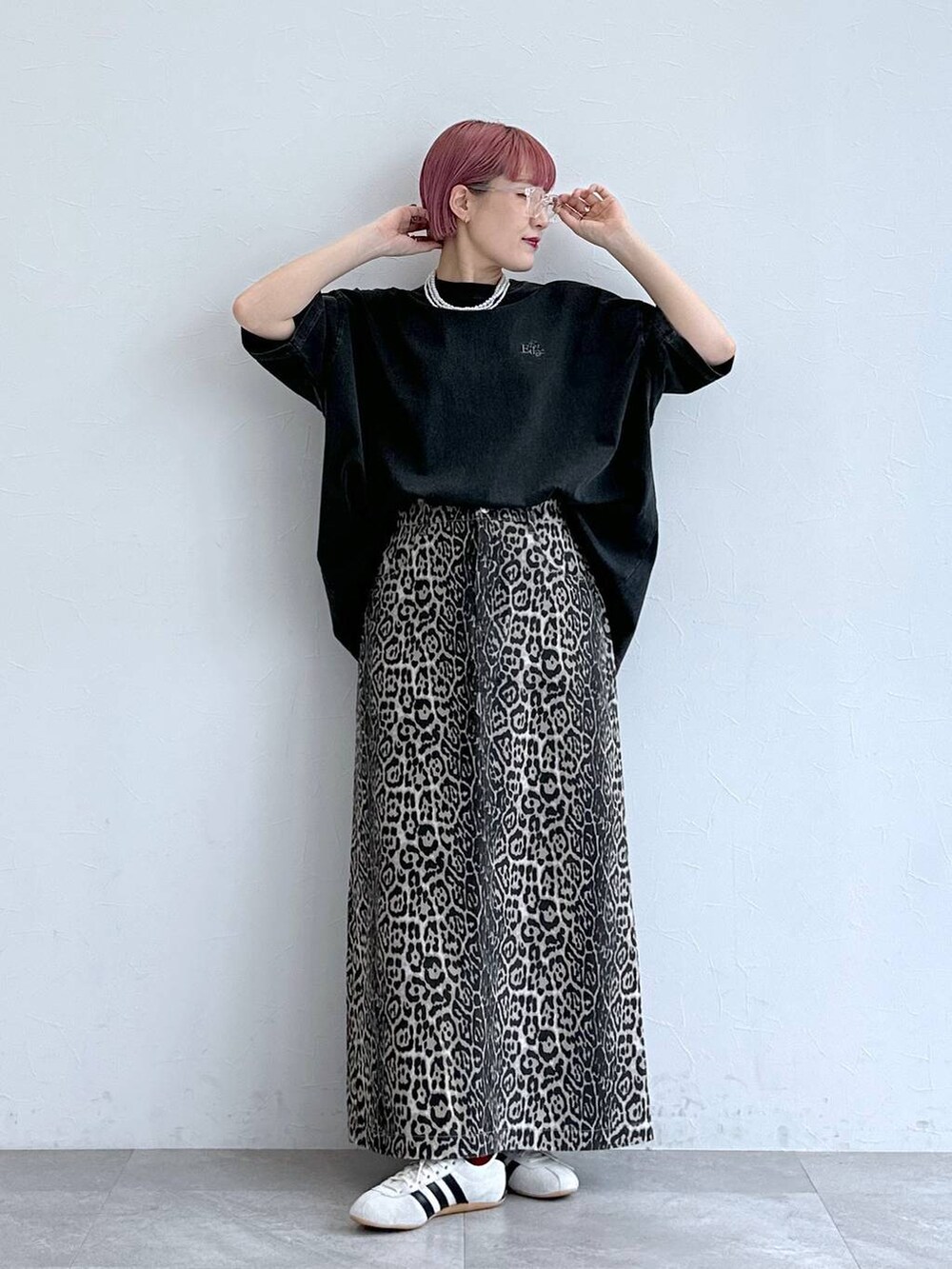 ホワイト系のスニーカー、その他のスカート、ブラック系のTシャツ/カットソーを着用したレディースの春コーディネートの4枚目の写真
