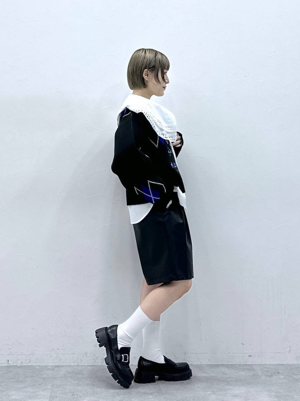 ブラック系のローファー、ホワイト系のシャツ/ブラウス、ブラック系のその他パンツを着用したレディースの冬コーディネートの4枚目の写真