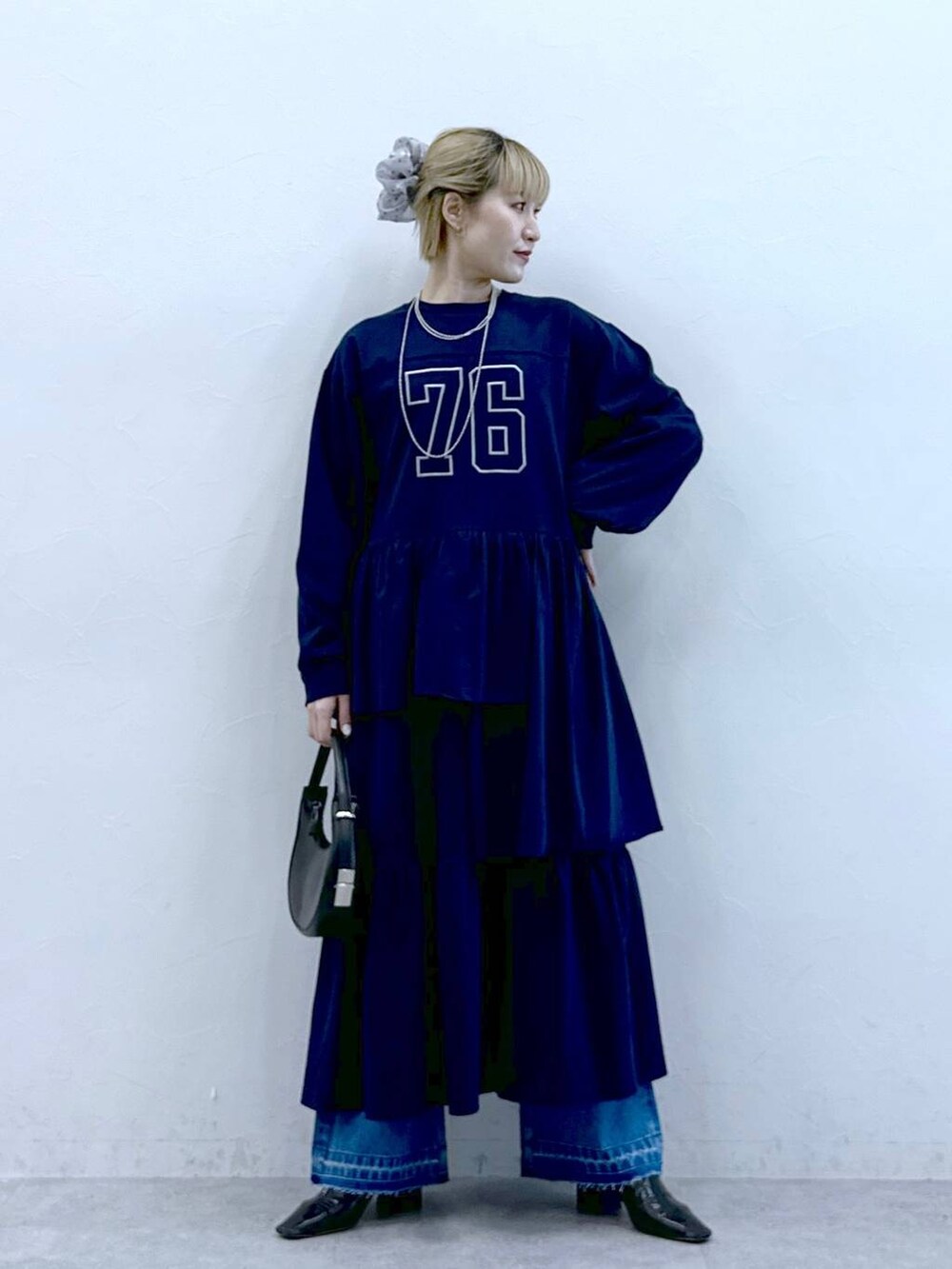 ブルー系のデニムパンツ、ブルー系のワンピースを着用したレディースの冬コーディネートの2枚目の写真