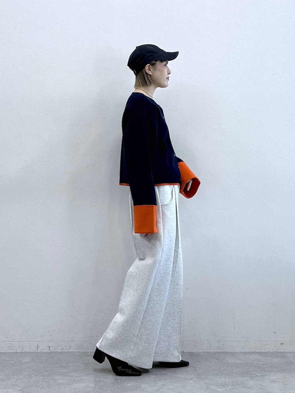 ホワイト系のスウェットパンツ、ブルー系のカーディガン/ボレロを着用したレディースの冬コーディネートの4枚目の写真