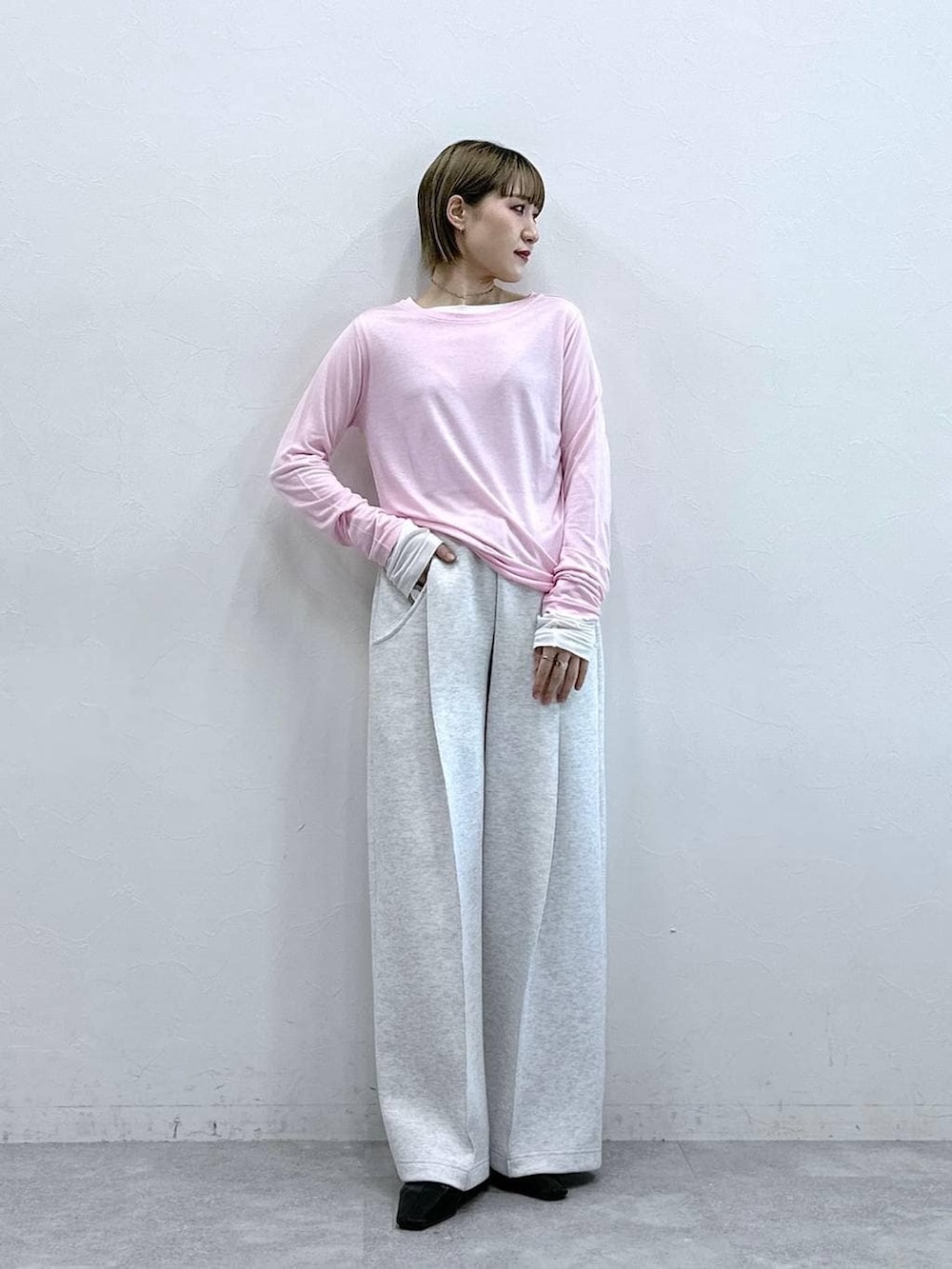 ホワイト系のスウェットパンツ、ホワイト系のTシャツ/カットソー、ピンク系のTシャツ/カットソーを着用したレディースの冬コーディネートの2枚目の写真