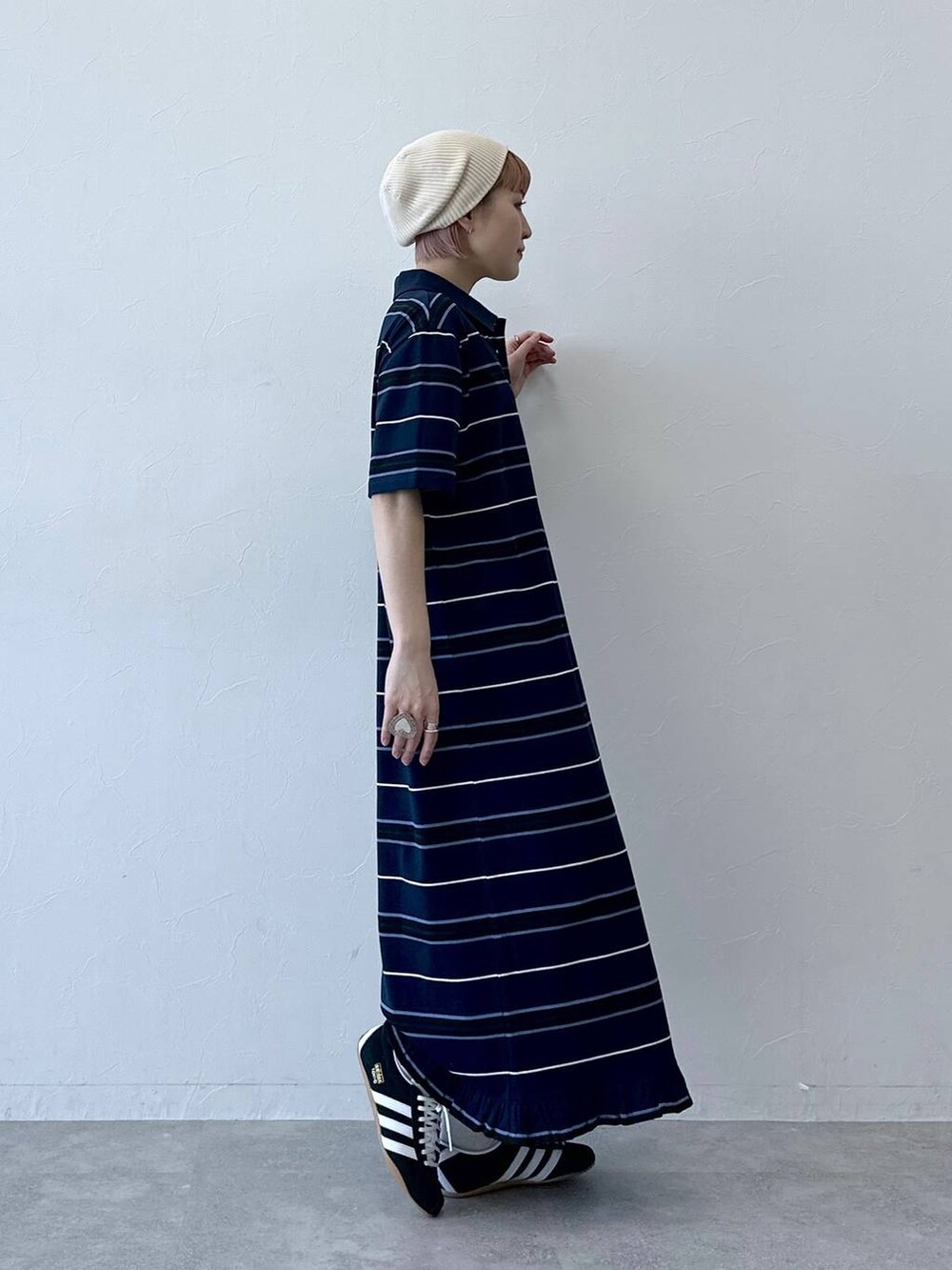 ブルー系のワンピースを着用したレディースの春コーディネートの5枚目の写真