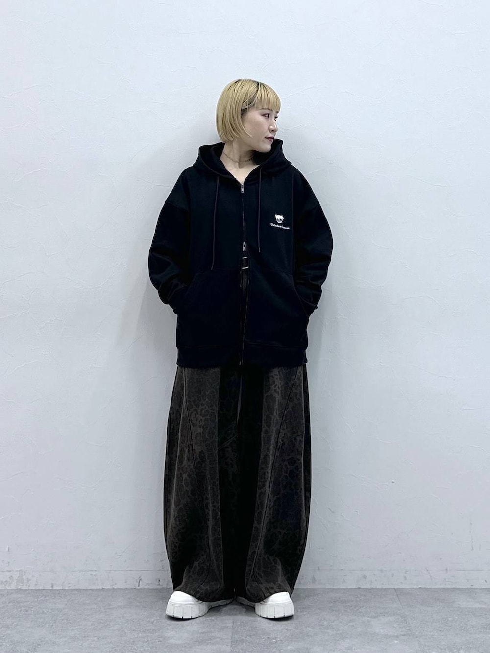 ブラウン系のデニムパンツを着用したレディースの春コーディネートの3枚目の写真