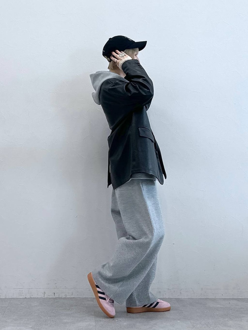 ホワイト系のTシャツ/カットソー、その他のテーラードジャケット、グレー系のパーカーを着用したレディースの冬コーディネートの4枚目の写真