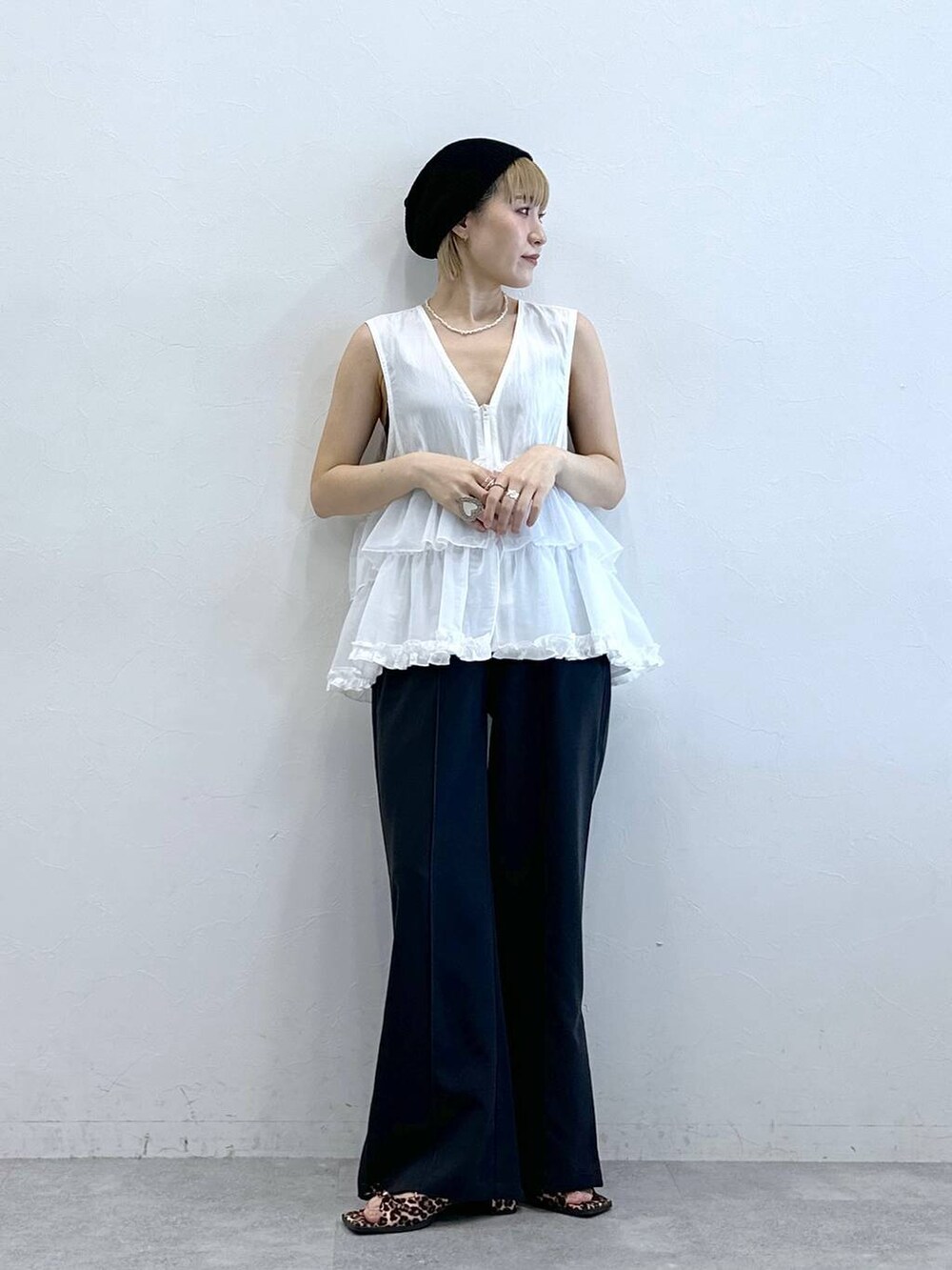 ホワイト系のベスト、その他のスラックス、ブラック系のニットキャップ/ビーニーを着用したレディースの夏コーディネートの2枚目の写真