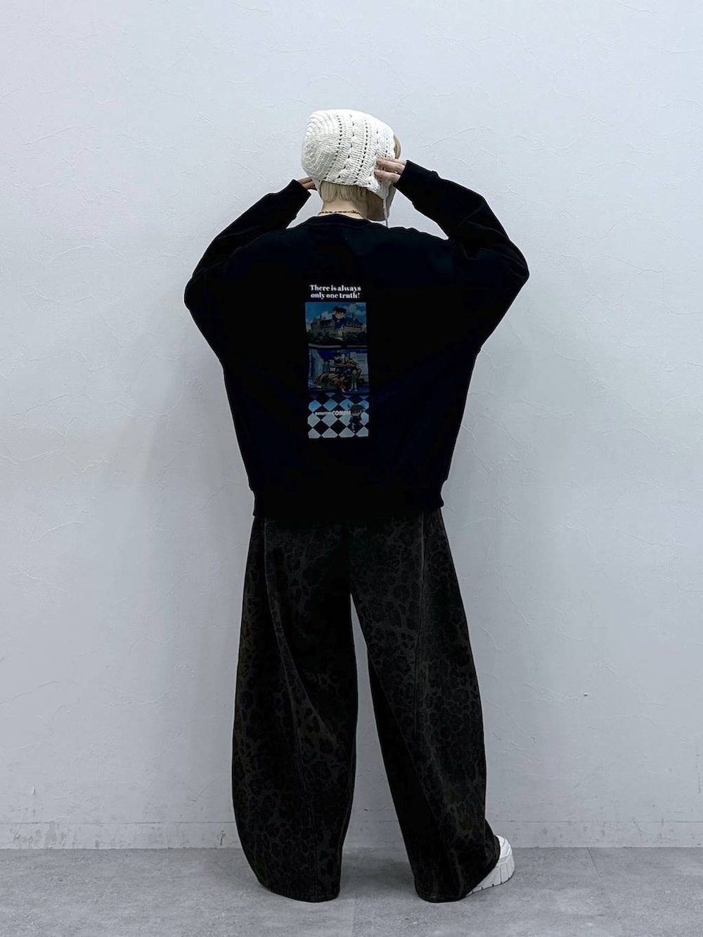 ブラウン系のデニムパンツ、ブラック系のスウェット、ホワイト系のニットキャップ/ビーニーを着用したレディースの春コーディネートの2枚目の写真