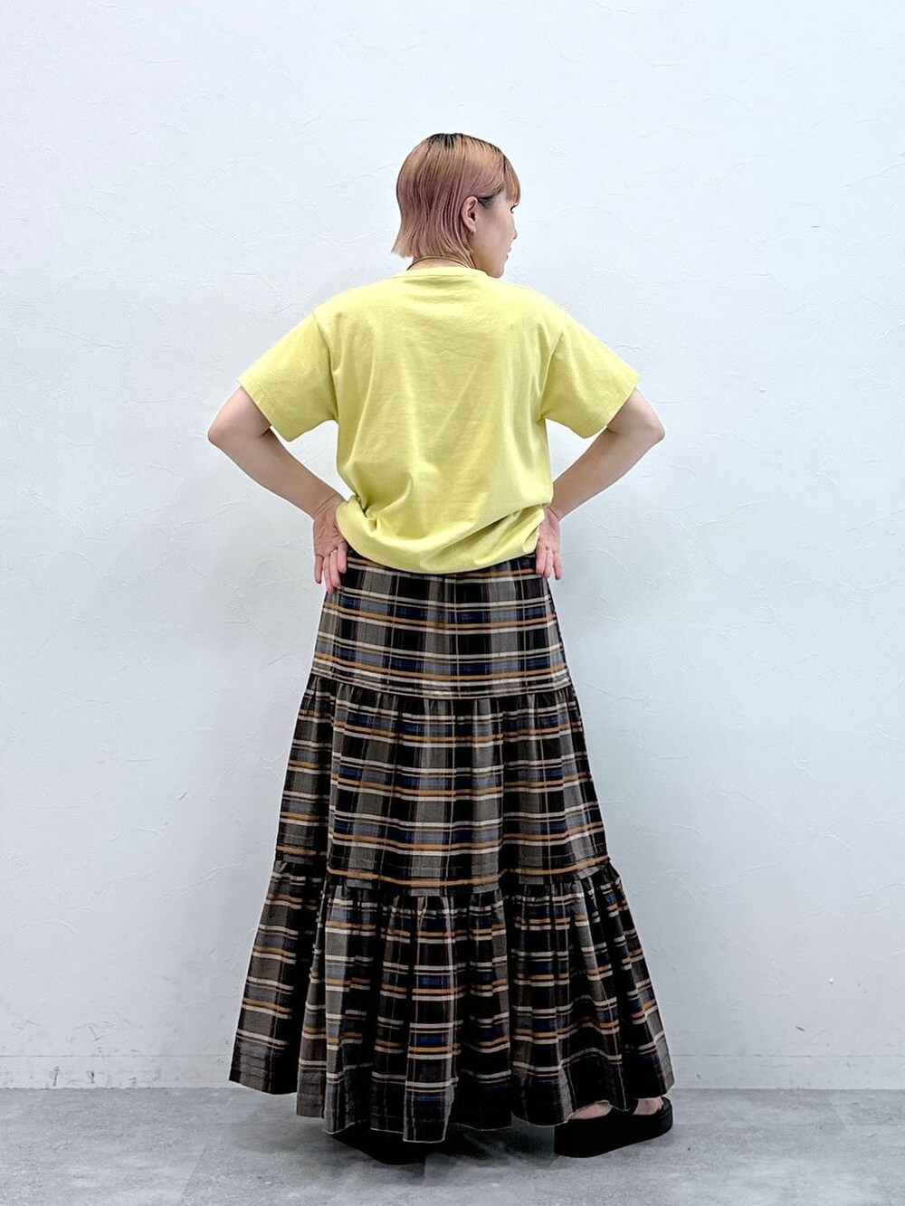 イエロー系のTシャツ/カットソー、シルバー系のネックレスを着用したレディースの春コーディネートの5枚目の写真