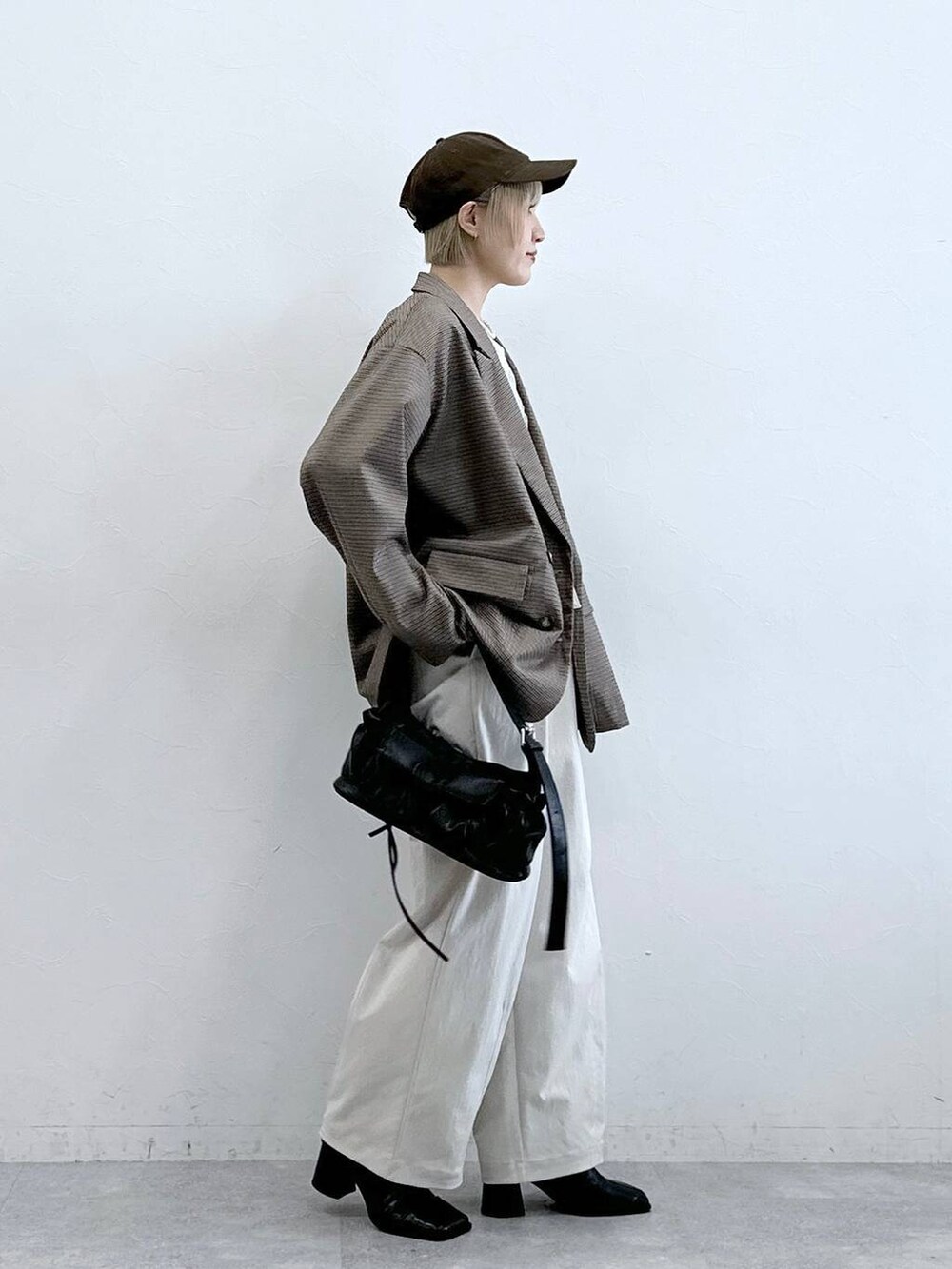 ホワイト系のTシャツ/カットソー、ブラウン系のテーラードジャケット、ブラック系のショルダーバッグを着用したレディースの秋コーディネートの5枚目の写真