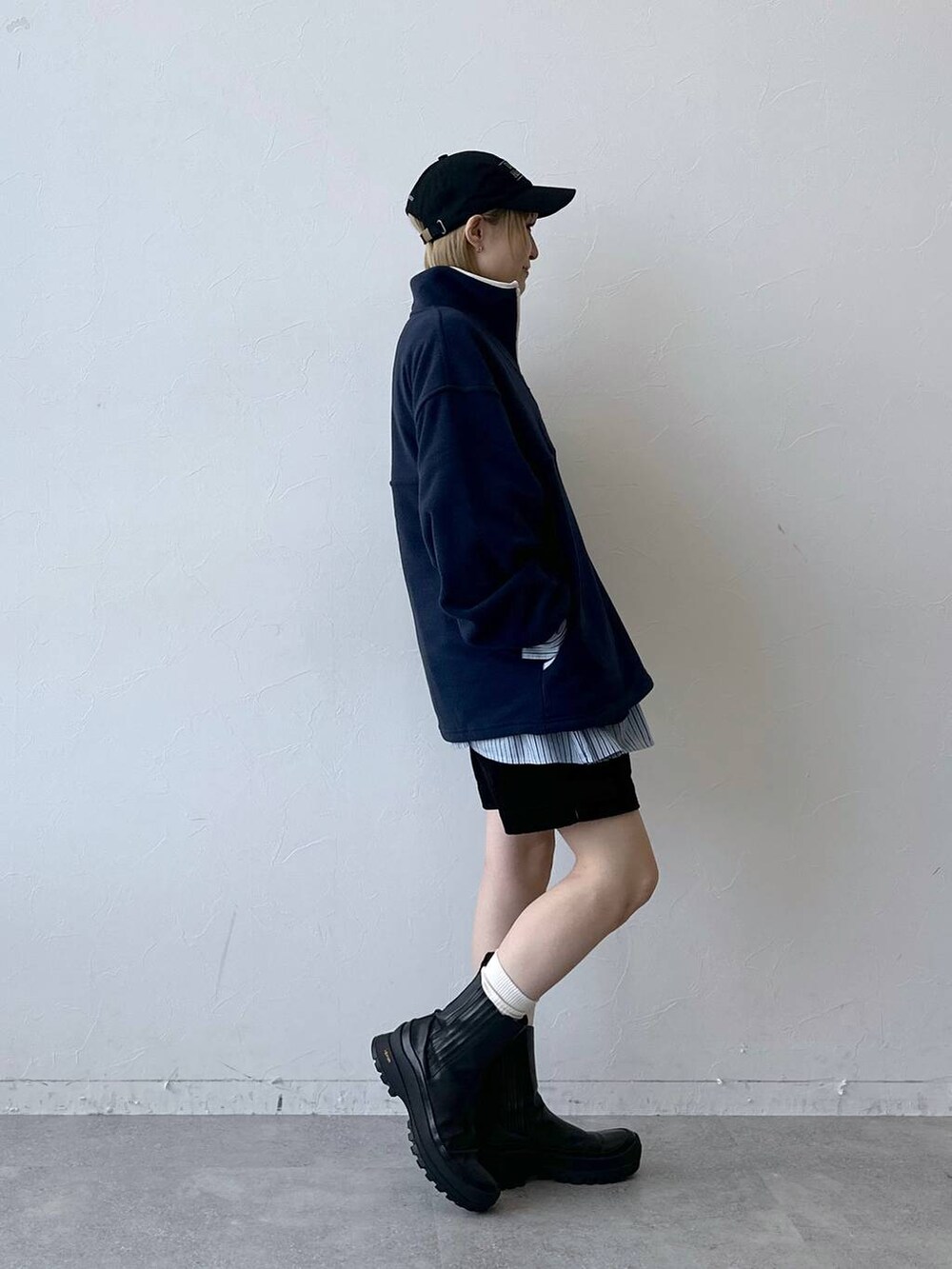 ブルー系のスウェット、ブルー系のTシャツ/カットソー、ブラック系のその他パンツを着用したレディースの秋コーディネートの6枚目の写真