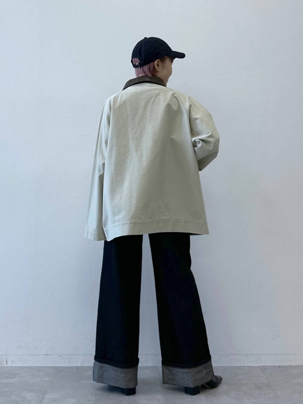 ブラック系のキャップを着用したレディースの冬コーディネートの5枚目の写真