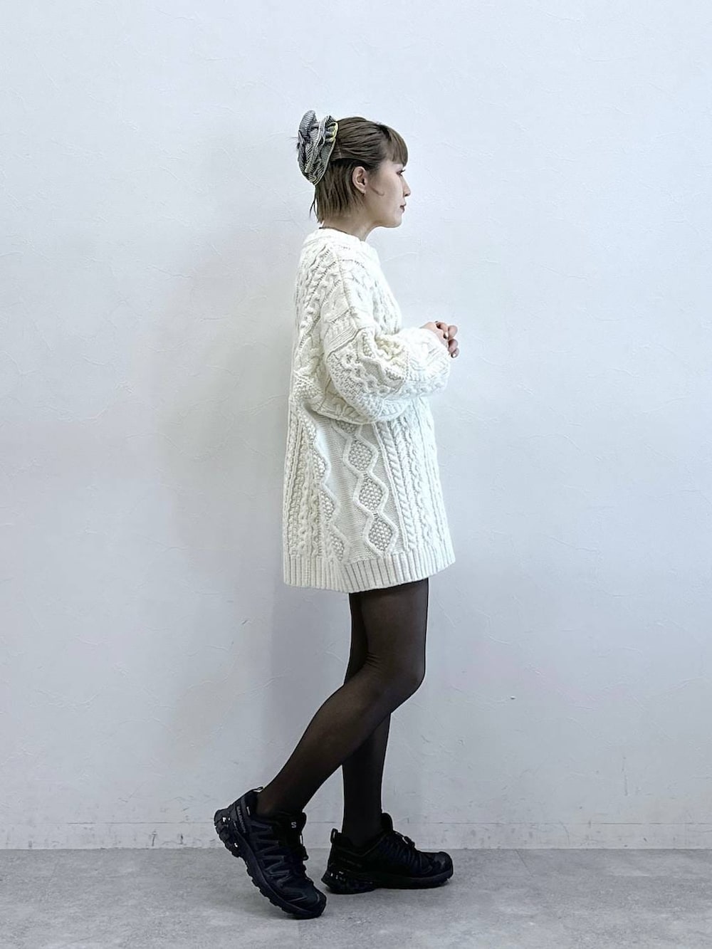 ホワイト系のニット/セーターを着用したレディースの冬コーディネートの4枚目の写真