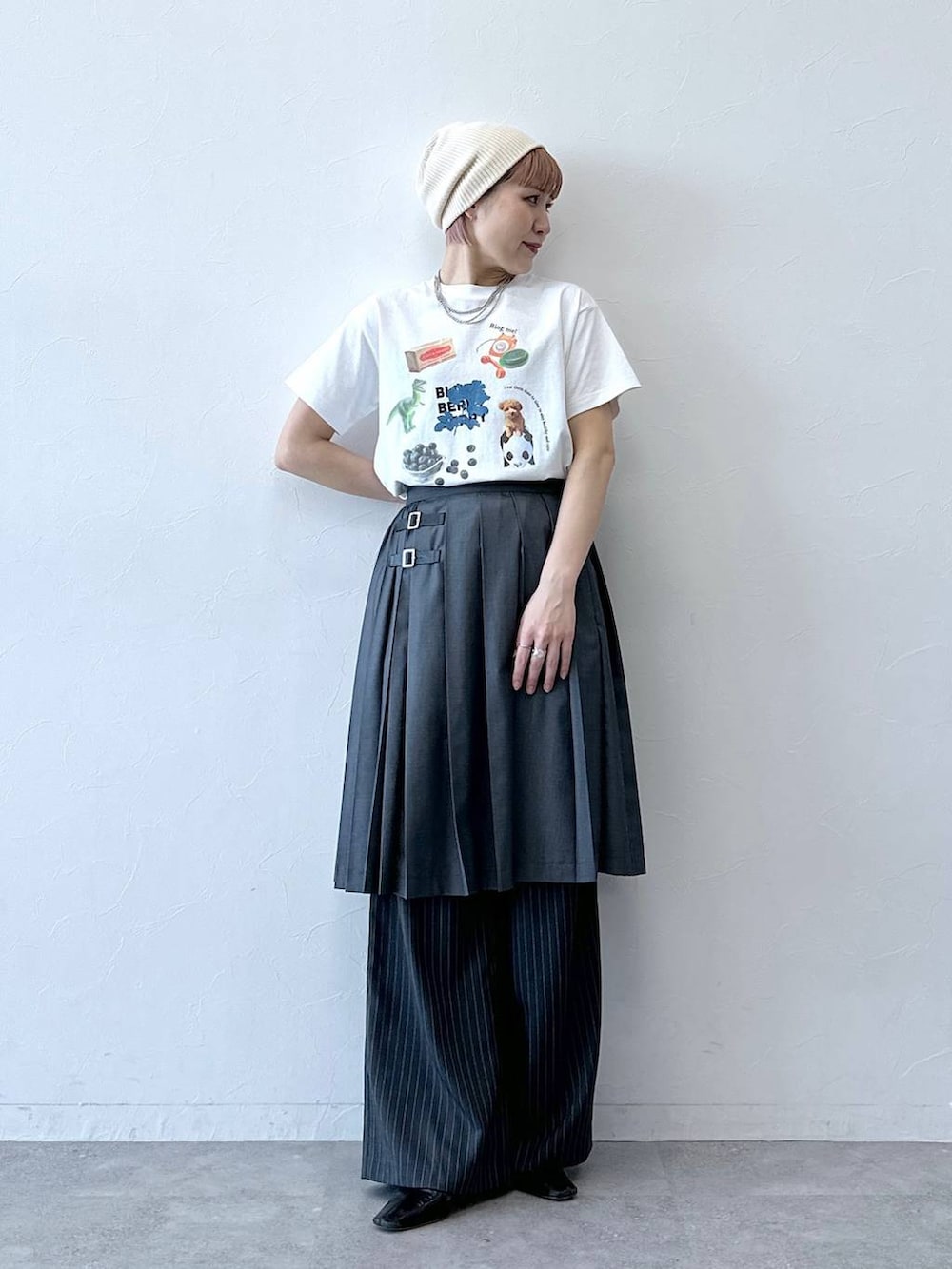 グレー系のスラックス、グレー系のスカート、ホワイト系のTシャツ/カットソーを着用したレディースの春コーディネートの3枚目の写真