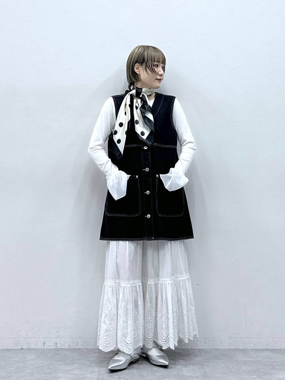 シルバー系のパンプス、ブラック系のワンピース、ホワイト系のTシャツ/カットソーを着用したレディースの冬コーディネートの4枚目の写真