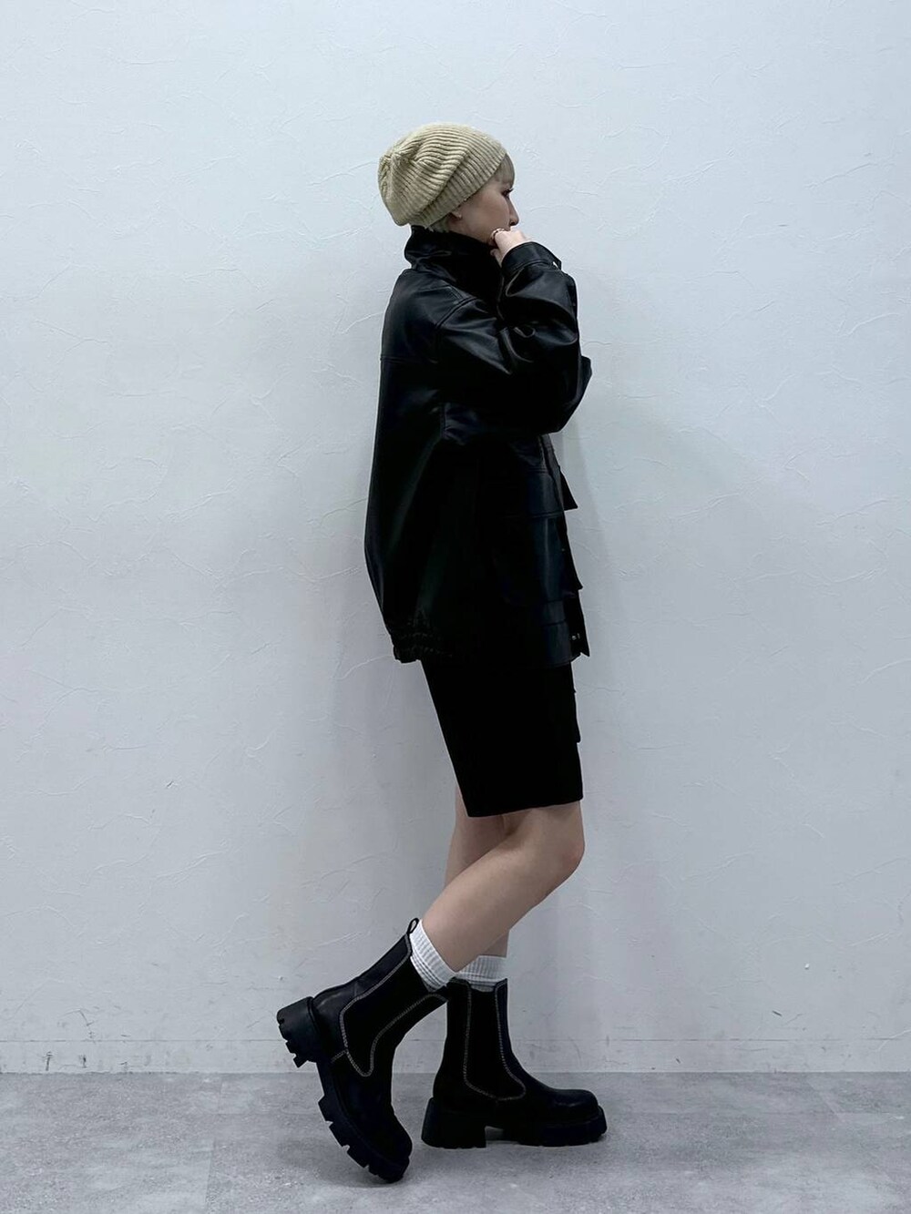 ブラック系のブーツ、ブラック系のスカート、ブラック系のブルゾンを着用したレディースの秋コーディネートの4枚目の写真