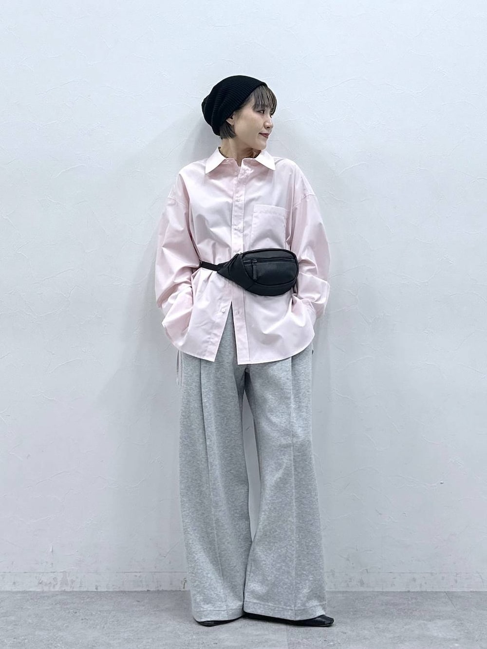 ブラック系のボディバッグ/ウエストポーチ、ピンク系のシャツ/ブラウス、グレー系のスウェットパンツを着用したレディースの春コーディネートの2枚目の写真