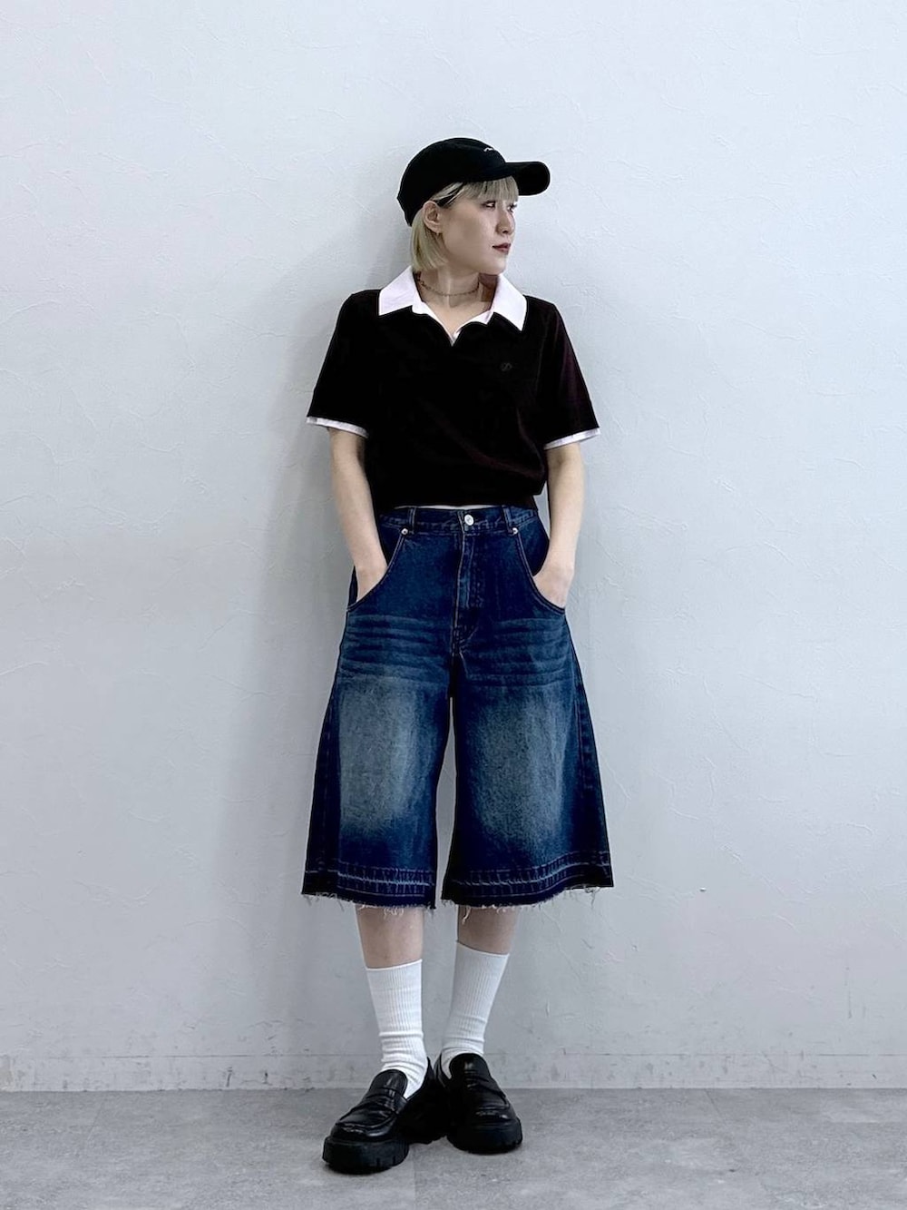 ブルー系のデニムパンツ、ブラック系のローファー、ブラウン系のシャツ/ブラウスを着用したレディースの夏コーディネートの3枚目の写真