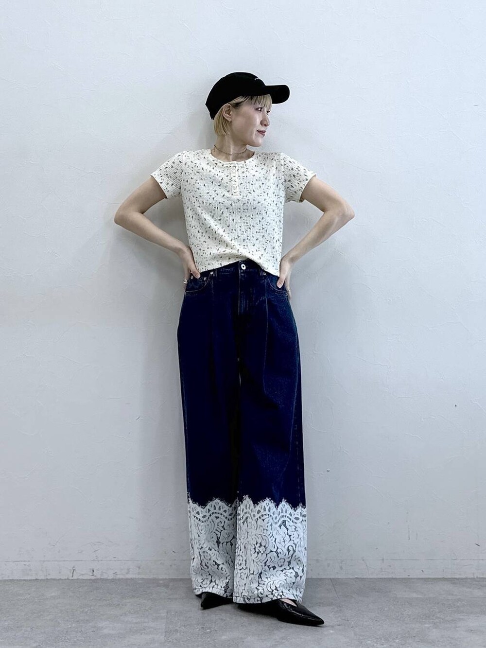 ブルー系のデニムパンツ、ホワイト系のTシャツ/カットソーを着用したレディースの春コーディネートの4枚目の写真