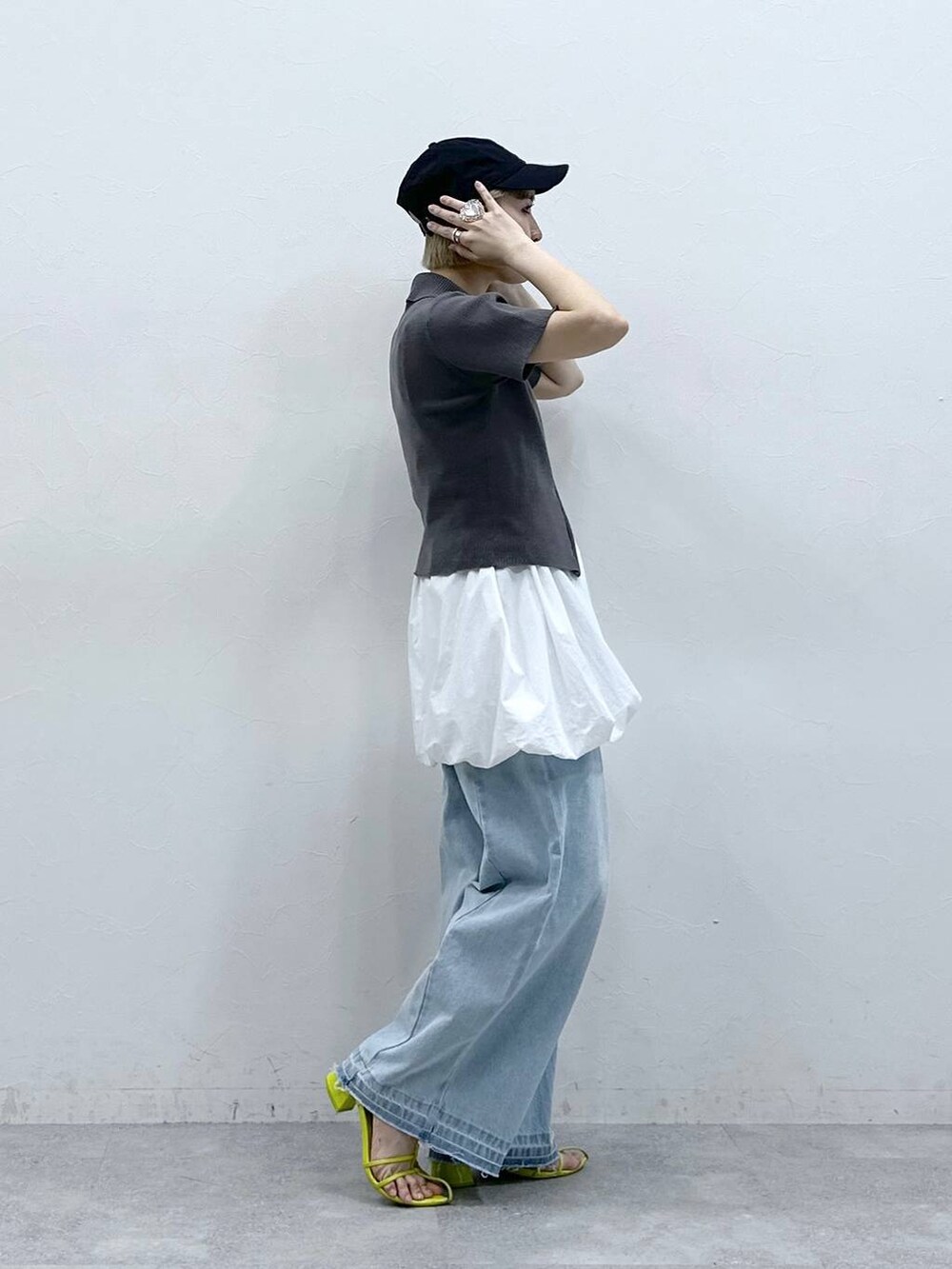 ブルー系のデニムパンツ、グレー系のニット/セーター、ホワイト系のワンピースを着用したレディースの夏コーディネートの5枚目の写真