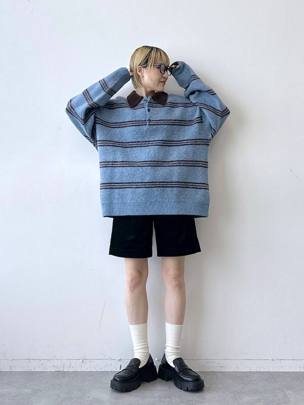 ブラック系のローファー、ブラック系のその他パンツ、ブルー系のポロシャツを着用したレディースの秋コーディネートの4枚目の写真