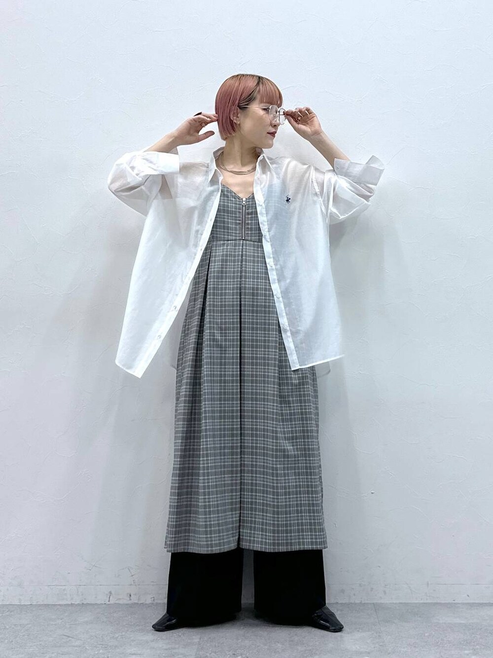 ホワイト系のシャツ/ブラウス、グレー系のワンピース、ブラック系のスラックスを着用したレディースの春コーディネートの3枚目の写真