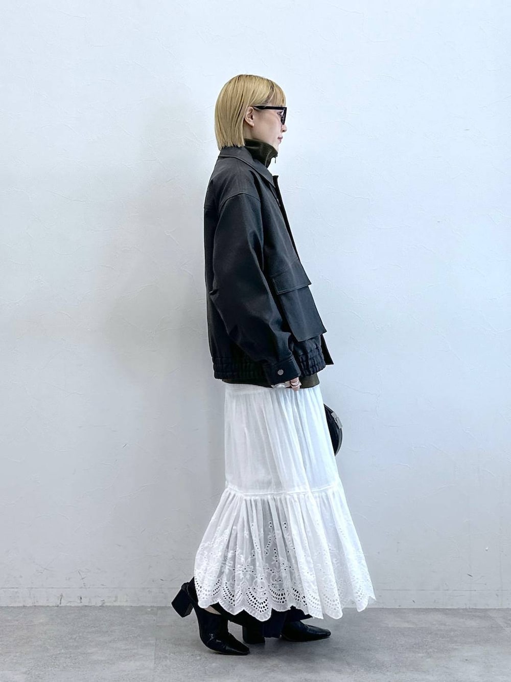 その他のスラックス、ブラック系のブルゾン、ホワイト系のスカートを着用したレディースの夏コーディネートの7枚目の写真
