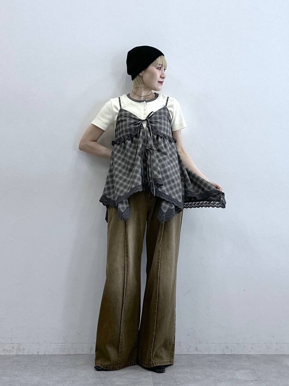 ブラウン系のデニムパンツ、ホワイト系のTシャツ/カットソー、グリーン系のキャミソールを着用したレディースの夏コーディネートの2枚目の写真