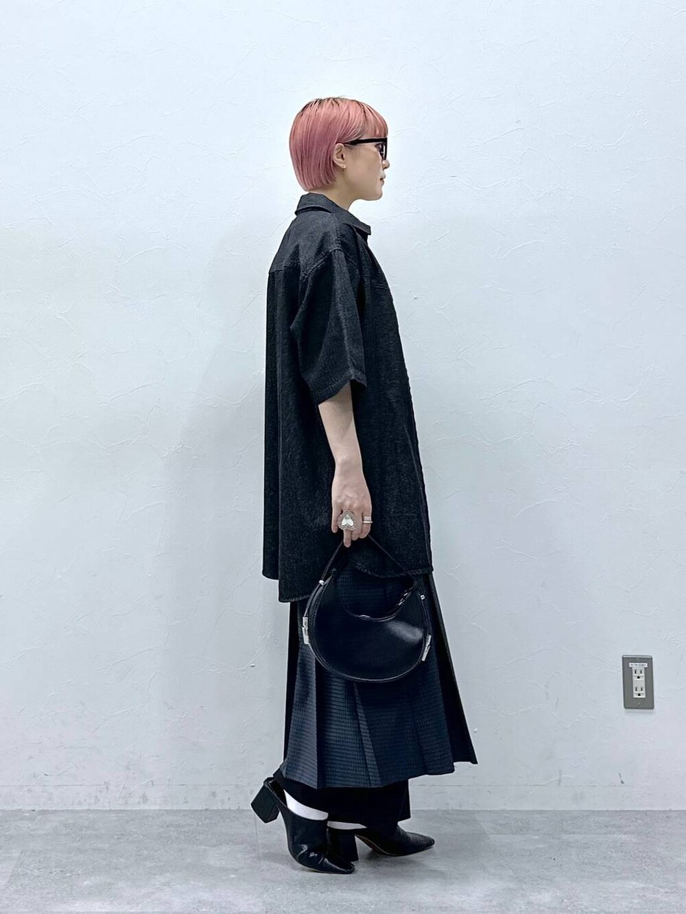 ブラック系のスラックス、グレー系のスカート、ブラック系のシャツ/ブラウスを着用したレディースの春コーディネートの4枚目の写真