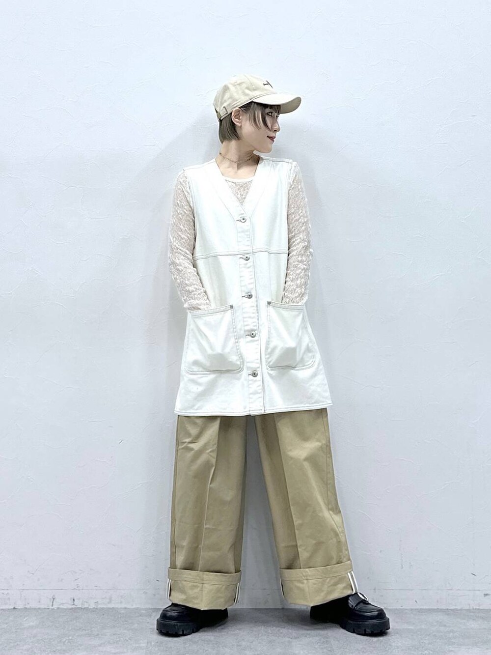 その他のローファー、ホワイト系のTシャツ/カットソー、ベージュ系のチノパンツを着用したレディースの冬コーディネートの3枚目の写真