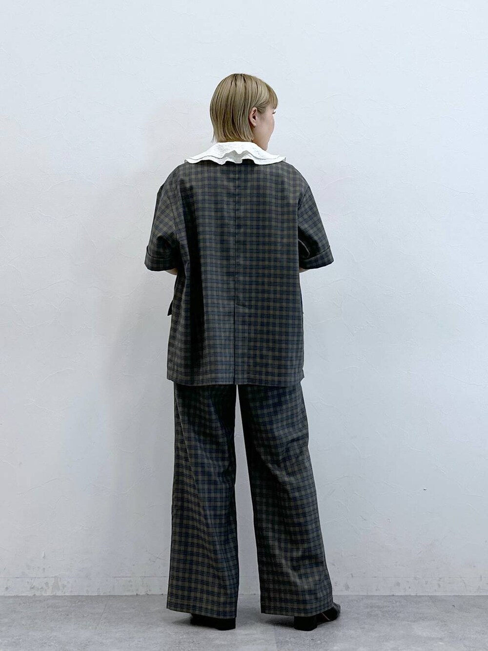 ホワイト系のシャツ/ブラウス、イエロー系のテーラードジャケット、イエロー系のスラックスを着用したレディースの夏コーディネートの7枚目の写真