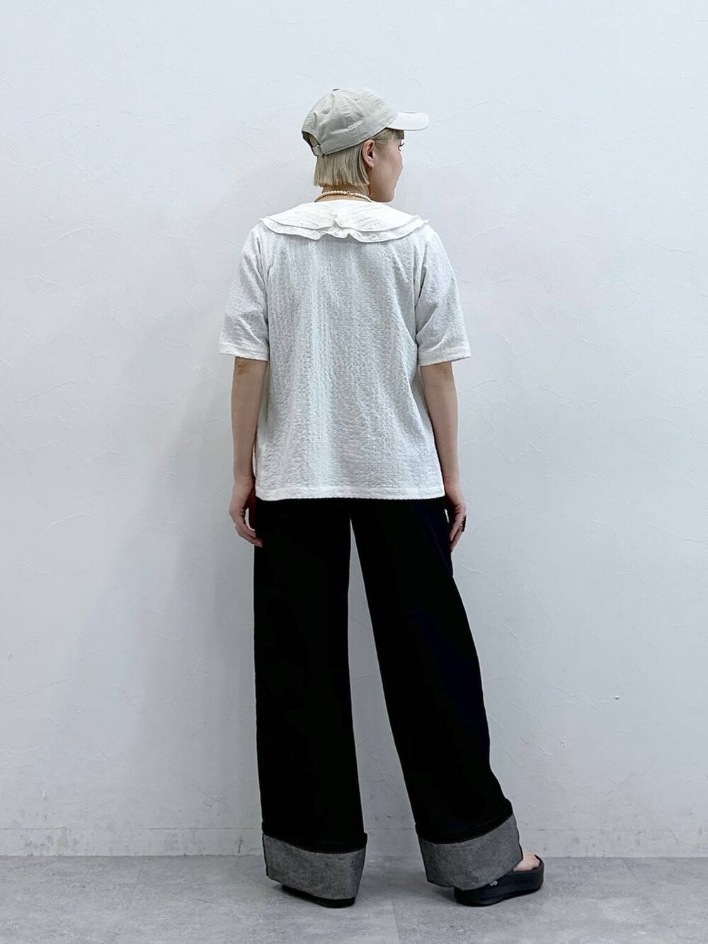 ブラック系のTシャツ/カットソー、ホワイト系のシャツ/ブラウス、ブラック系のデニムパンツを着用したレディースの夏コーディネートの6枚目の写真