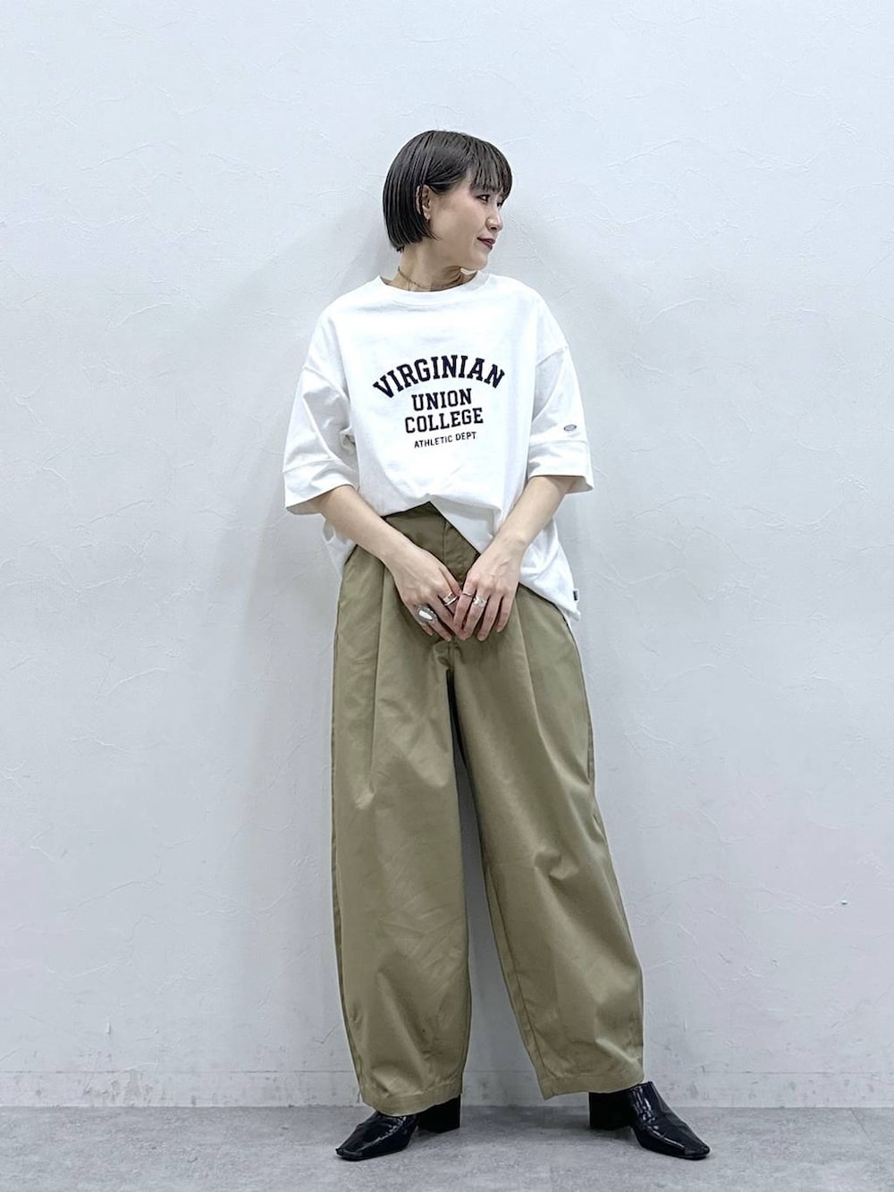 ベージュ系のチノパンツ、ホワイト系のTシャツ/カットソーを着用したレディースの春コーディネートの4枚目の写真