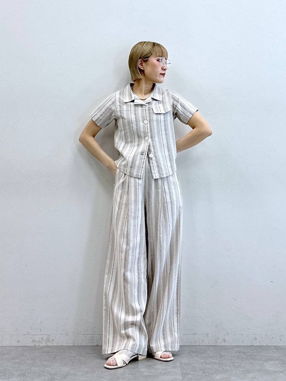 ベージュ系のシャツ/ブラウス、ベージュ系のその他パンツ、ブラック系のメガネを着用したレディースの夏コーディネートの3枚目の写真