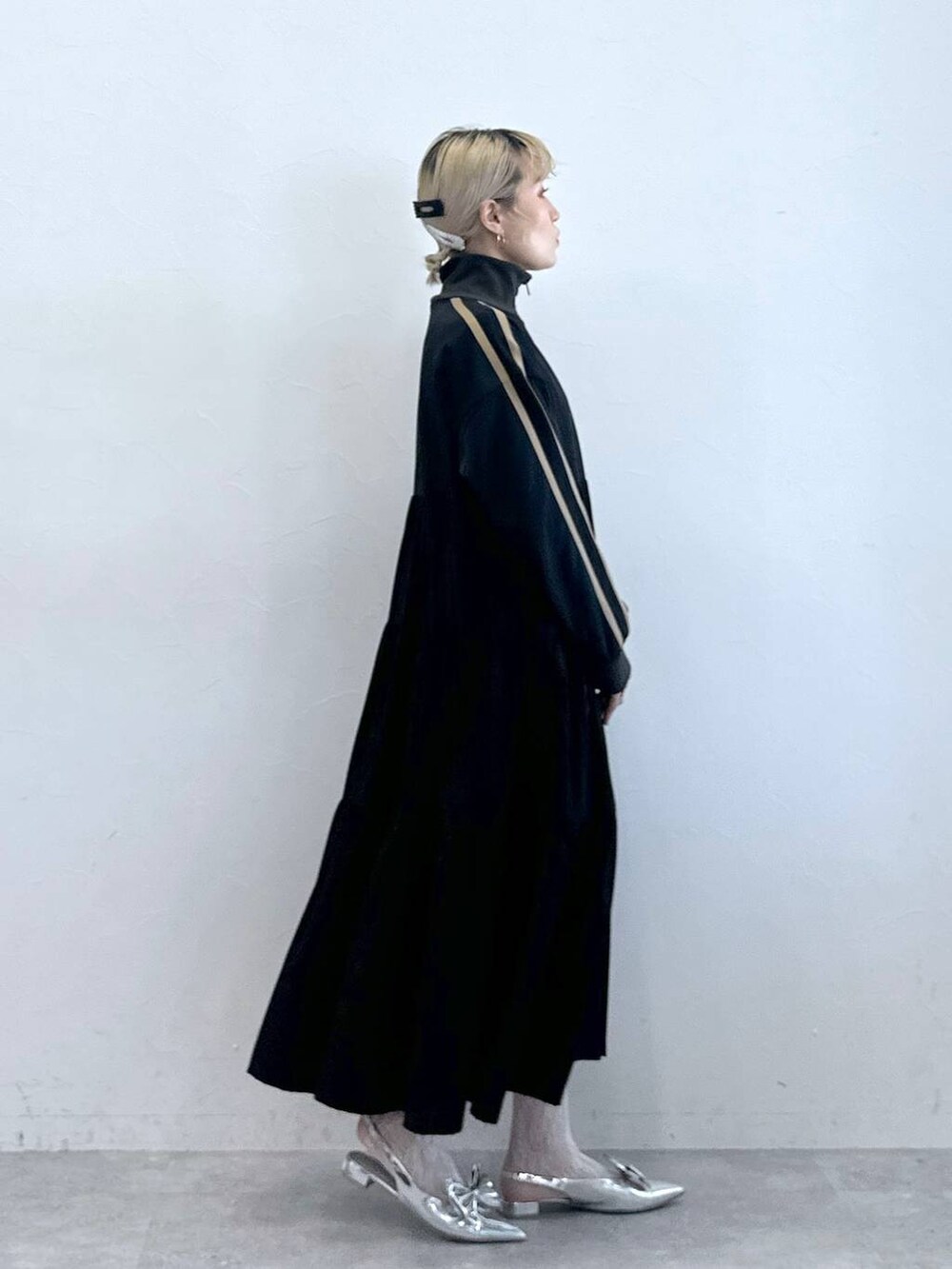 シルバー系のパンプス、その他のヘアピンを着用したレディースの秋コーディネートの2枚目の写真