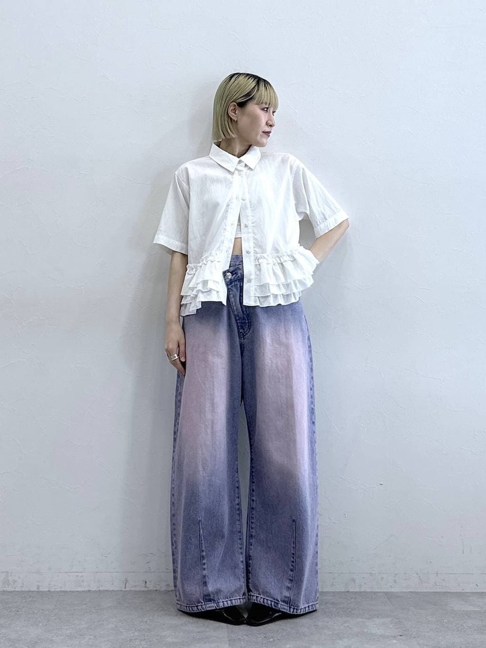 ピンク系のデニムパンツ、ホワイト系のシャツ/ブラウスを着用したレディースの夏コーディネートの3枚目の写真