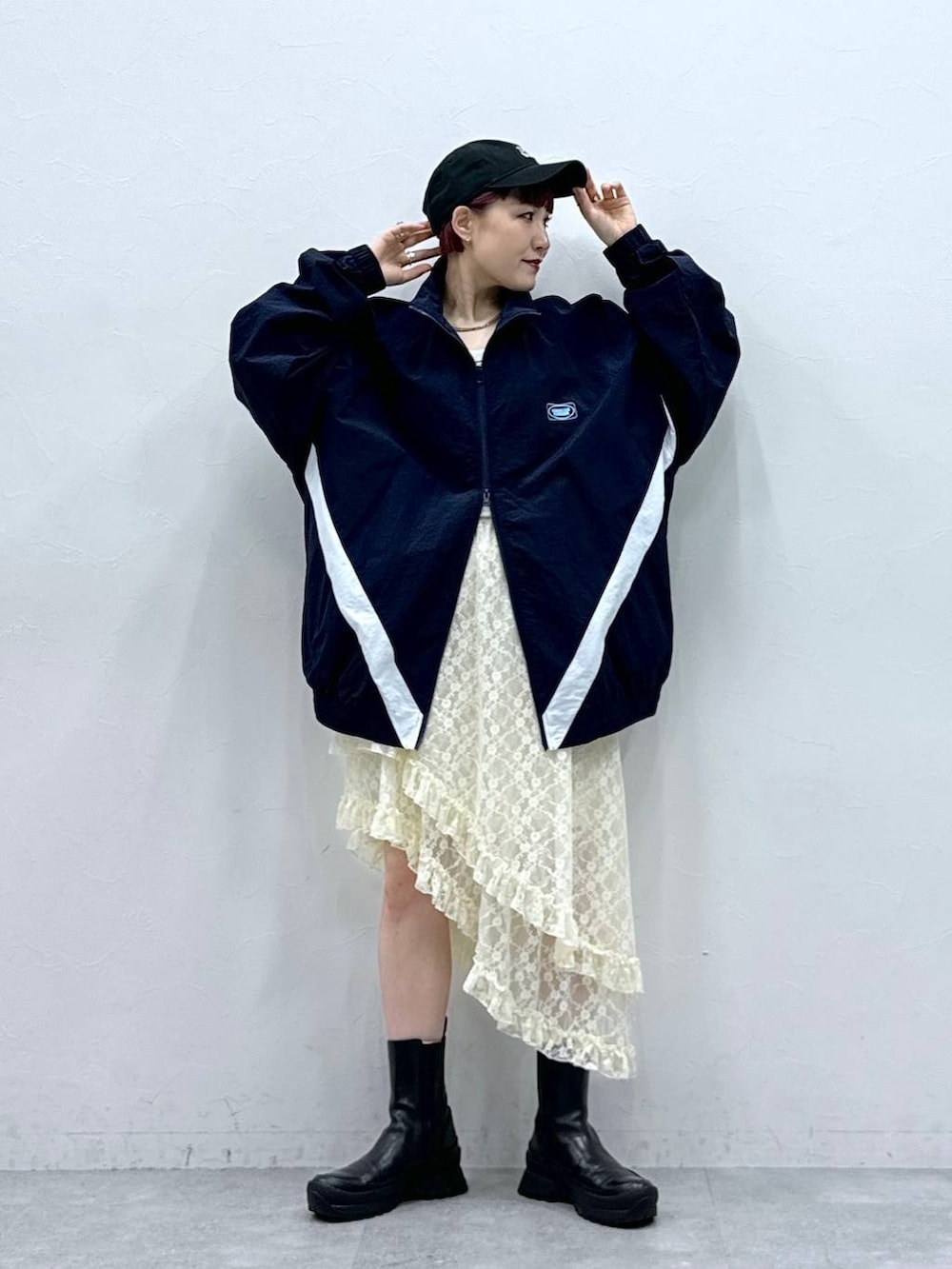 ブルー系のブルゾン、ホワイト系のスカートを着用したレディースの春コーディネートの3枚目の写真