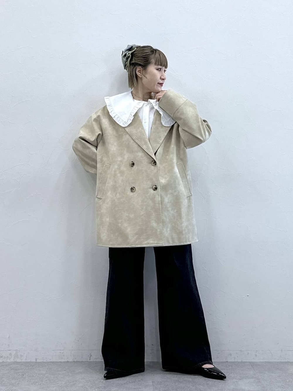 ホワイト系のシャツ/ブラウス、ブラック系のパンプス、ホワイト系のテーラードジャケットを着用したレディースの冬コーディネートの3枚目の写真