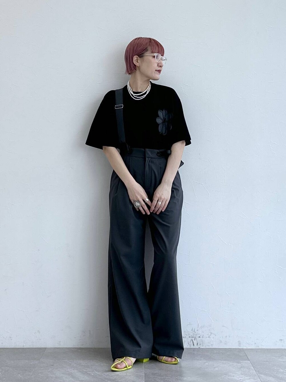 グレー系のスラックス、ブラック系のTシャツ/カットソーを着用したレディースの春コーディネートの3枚目の写真