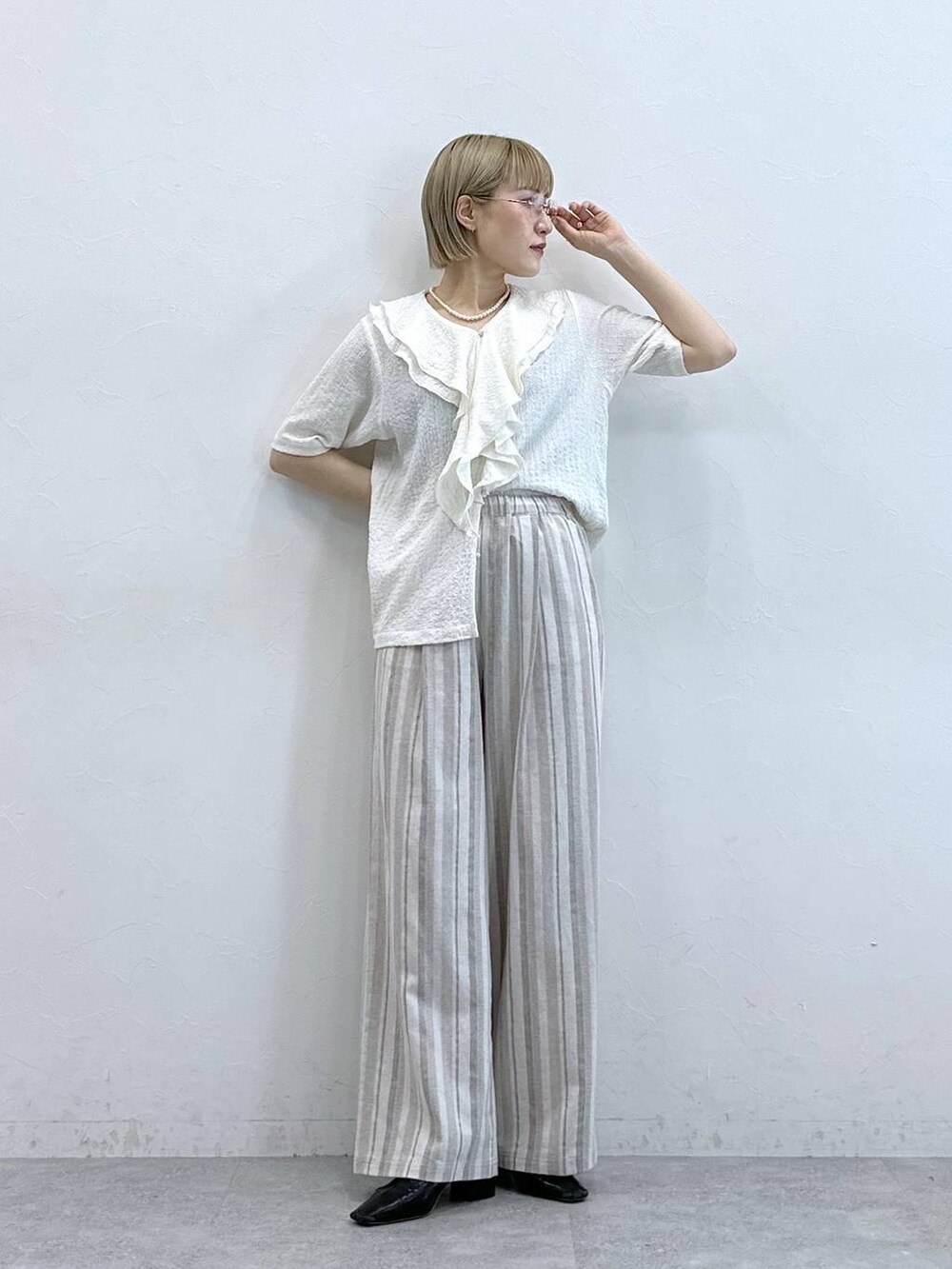 ホワイト系のシャツ/ブラウス、ベージュ系のその他パンツを着用したレディースの夏コーディネートの2枚目の写真