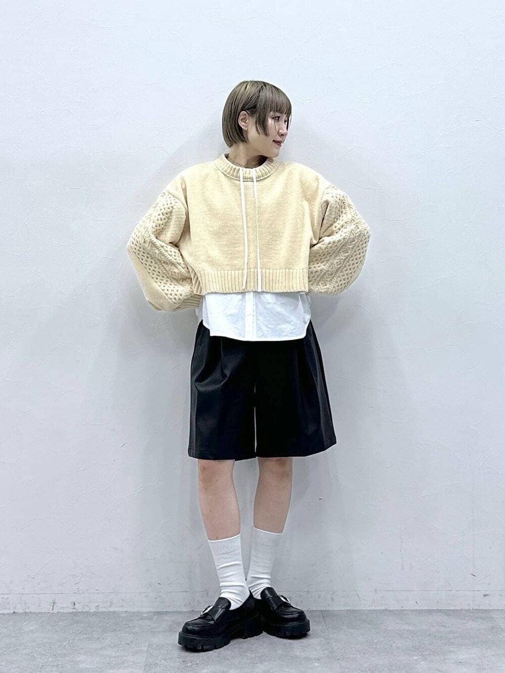 ホワイト系のニット/セーター、その他のローファー、ホワイト系のシャツ/ブラウスを着用したレディースの冬コーディネートの3枚目の写真