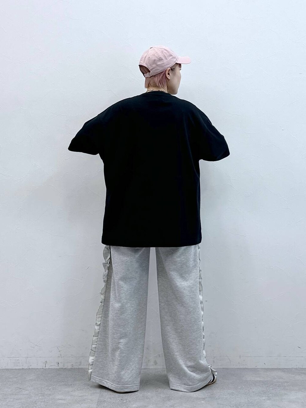 ホワイト系のスニーカー、グレー系のスウェットパンツを着用したレディースの春コーディネートの7枚目の写真