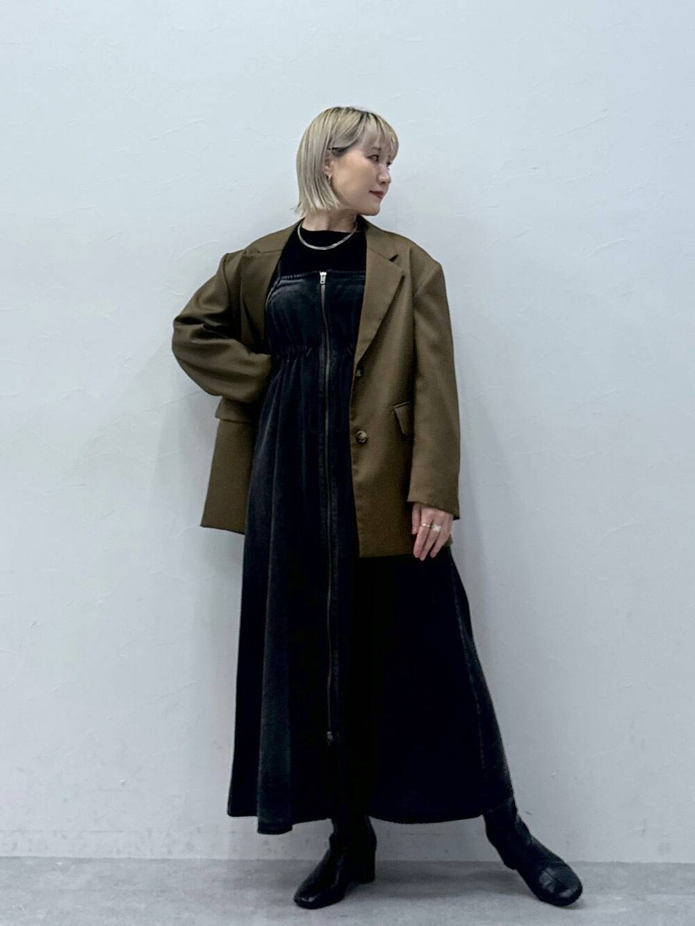 ブラック系のワンピース、ブラウン系のテーラードジャケット、ブラック系のTシャツ/カットソーを着用したレディースの夏コーディネートの2枚目の写真