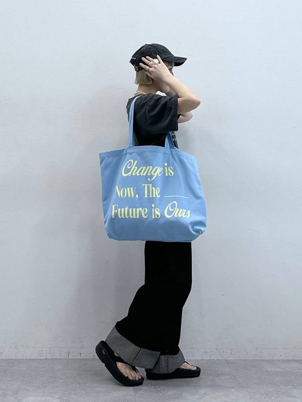 ブラック系のTシャツ/カットソー、ブラック系のデニムパンツ、ピンク系のトートバッグを着用したレディースの夏コーディネートの5枚目の写真