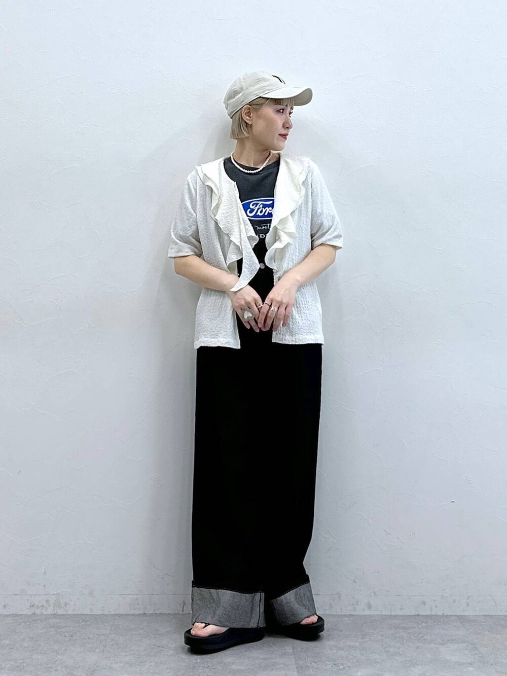 ブラック系のTシャツ/カットソー、ホワイト系のシャツ/ブラウス、ブラック系のデニムパンツを着用したレディースの夏コーディネートの4枚目の写真