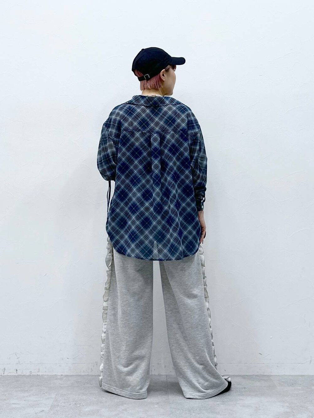 グレー系のスウェットパンツ、ブルー系のシャツ/ブラウス、ホワイト系のネックレスを着用したレディースの春コーディネートの5枚目の写真