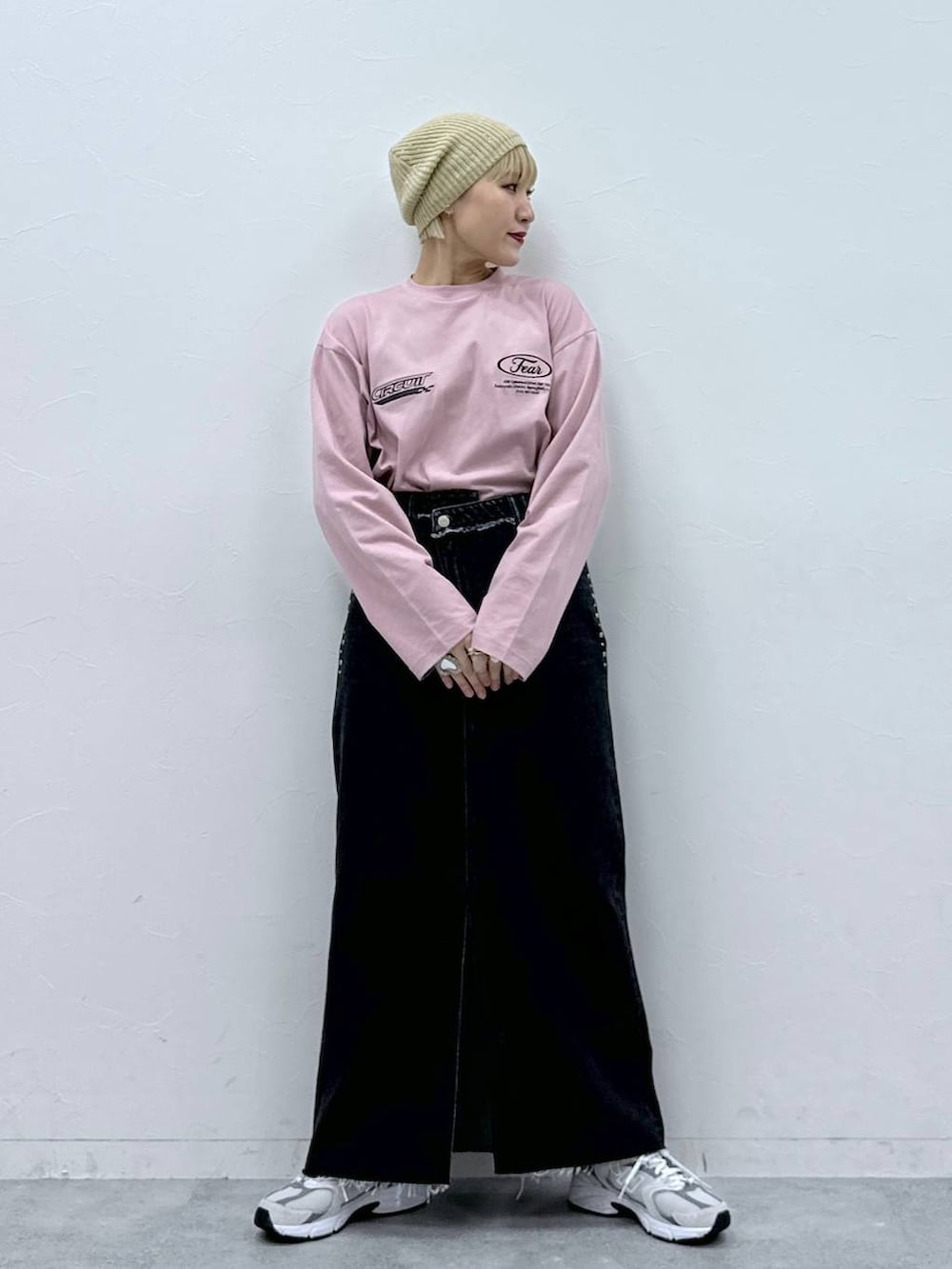 ピンク系のTシャツ/カットソー、ベージュ系のハンチング/ベレー帽を着用したレディースの冬コーディネートの5枚目の写真