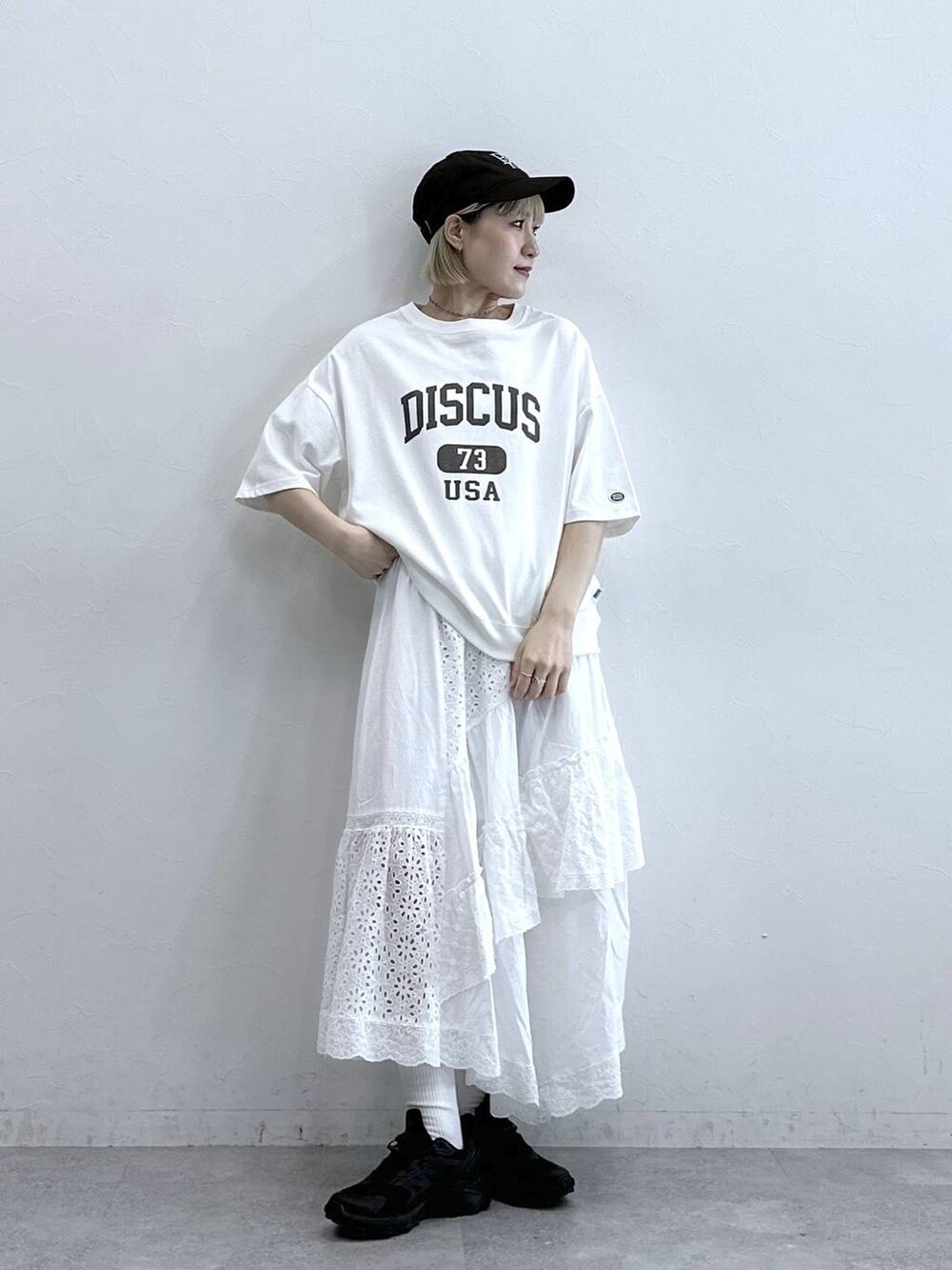 ホワイト系のスカート、ホワイト系のTシャツ/カットソーを着用したレディースの夏コーディネートの3枚目の写真