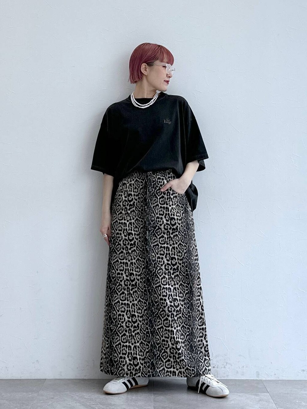 ホワイト系のスニーカー、その他のスカート、ブラック系のTシャツ/カットソーを着用したレディースの春コーディネートの3枚目の写真